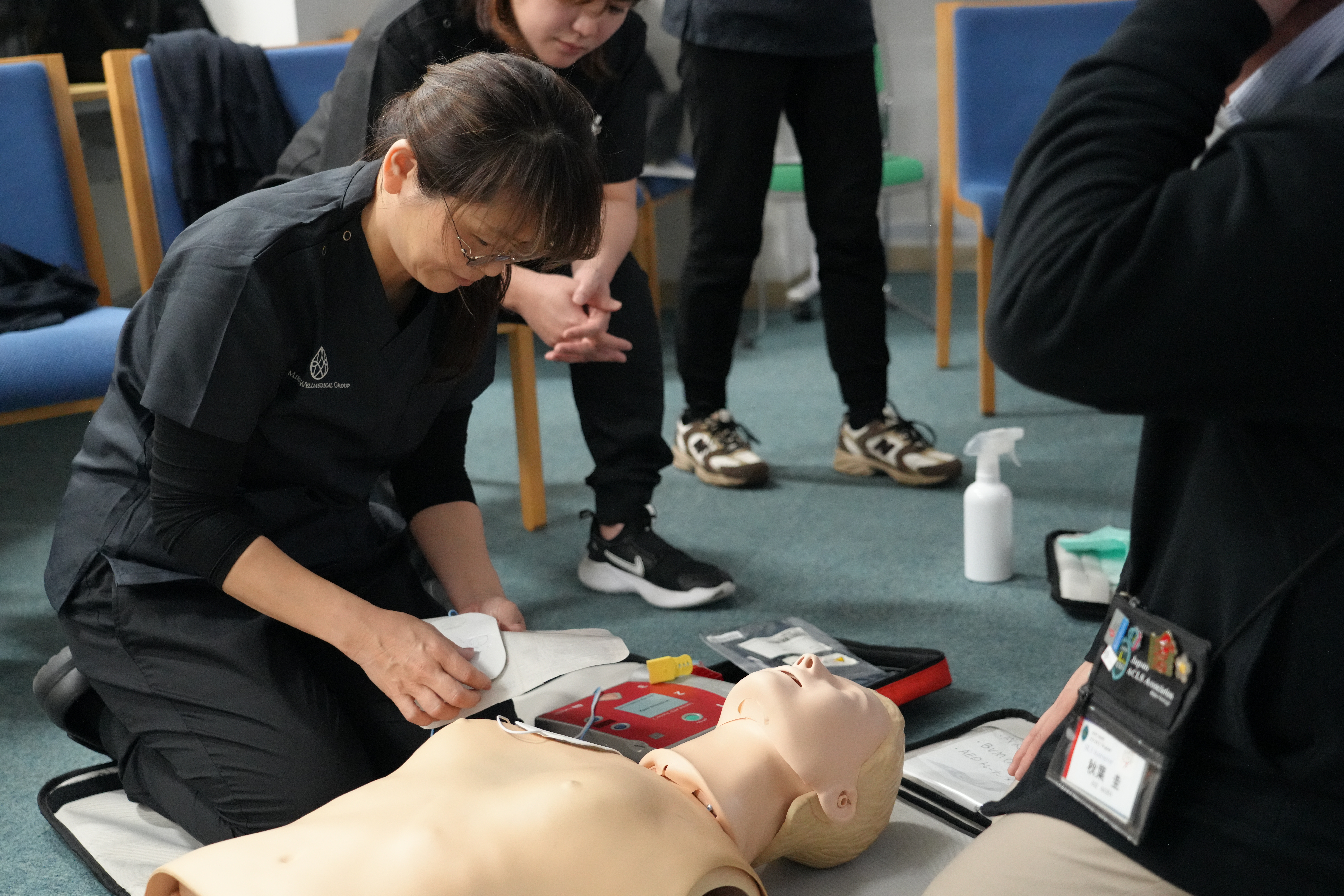 AEDを装着するスタッフ