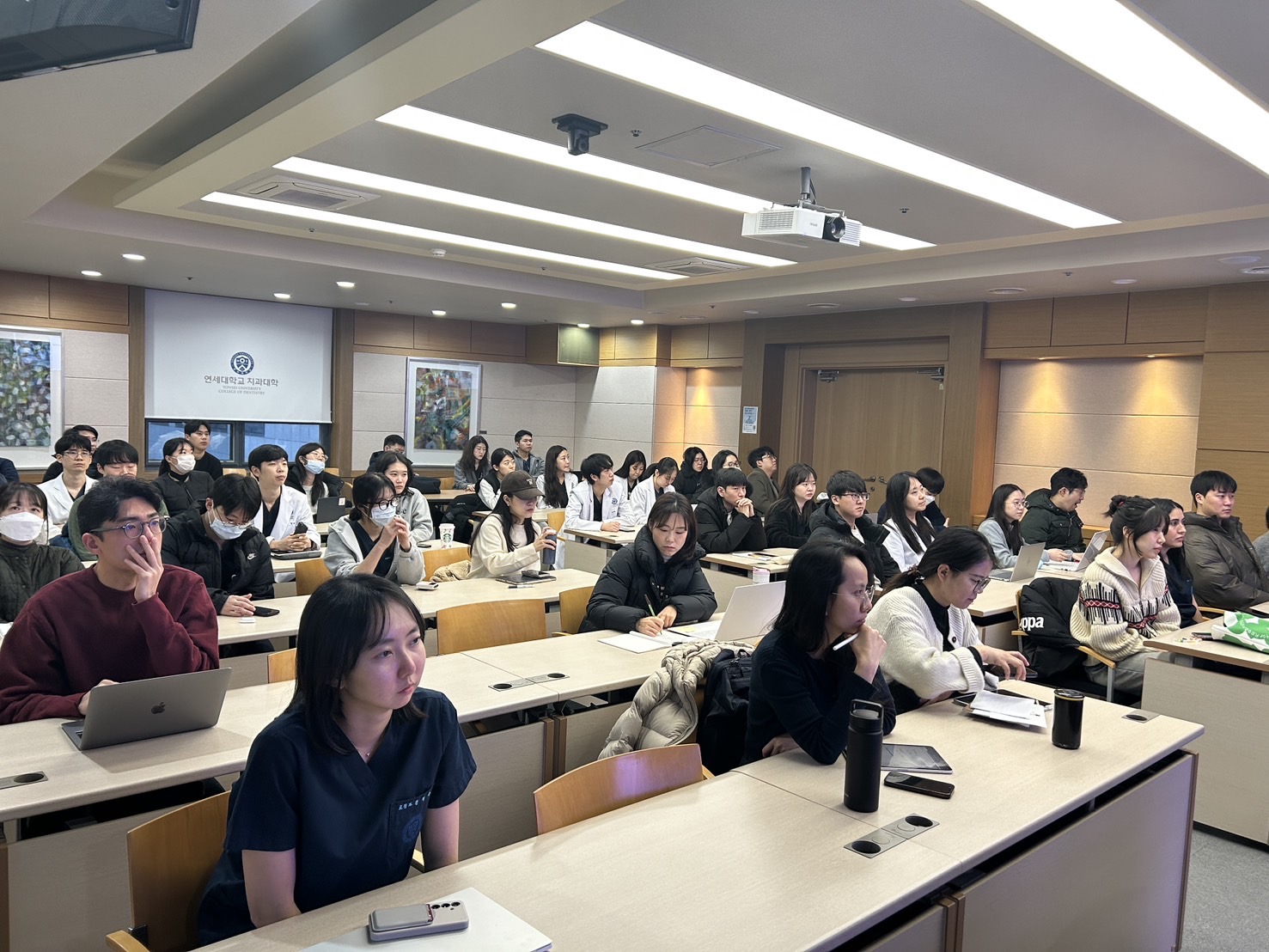 真面目な表情で講義を受ける学生たち