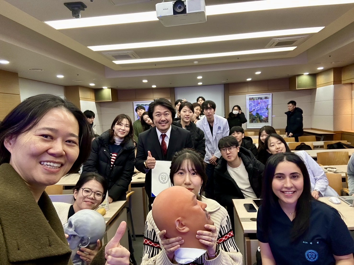 %u5B66%u751F%u305F%u3061%u3068%u96C6%u5408%u5199%u771F%u3092%u64AE%u308B%u5BCC%u7530%u9662%u9577