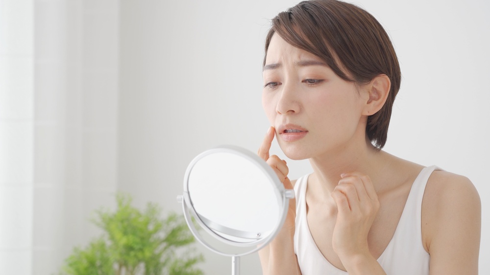 口元の変化を気にする女性のイメージ画像