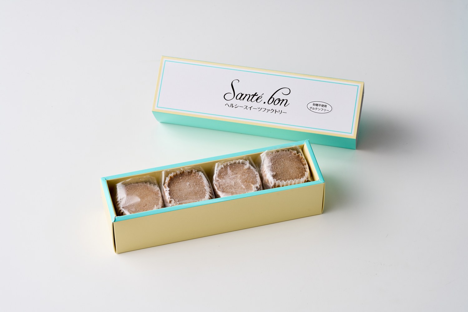 サンテボン公式商品写真:4個入りチーズケーキとブランドの箱